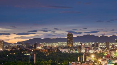 Meksika 'nın Polanco bölgesindeki panoramik gece manzarası