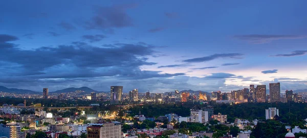 Meksika 'nın Polanco bölgesindeki panoramik gece manzarası