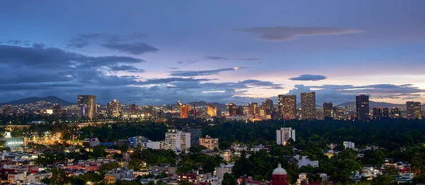 Meksika 'nın Polanco bölgesindeki panoramik gece manzarası