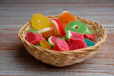 Çok renkli marmelatlı reçelli şekerler. Karpuz dilimleri ve halkalar şeklinde marmelat.. 