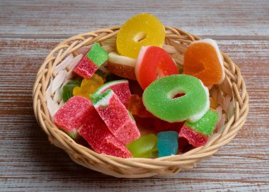 Çok renkli marmelatlı reçelli şekerler. Karpuz dilimleri ve halkalar şeklinde marmelat.. 