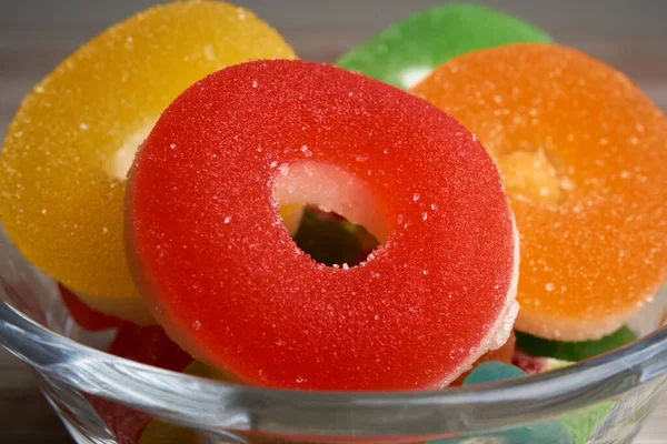 Lezzetli jöleli şeker halkaları yakın.