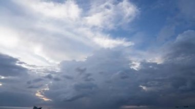 4K Zaman Hızlandırması Majestic Sunset ya da Gündoğumu İnanılmaz doğa ışığı Bulutları gökyüzü ve Bulutlar sürükleniyor 4K renkli karanlık gün batımı bulutları Görüntüsü zaman aşımı.