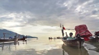 Görkemli günbatımı denizi ya da gün doğumu manzarası Doğanın inanılmaz ışığı bulutlu gökyüzü renkli karanlık günbatımı bulutları görüntüsü .