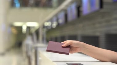 Havaalanı terminalindeki personele kontrole göre insan eliyle pasaport dağıtımı. Uçak taşımacılığı kavramı.