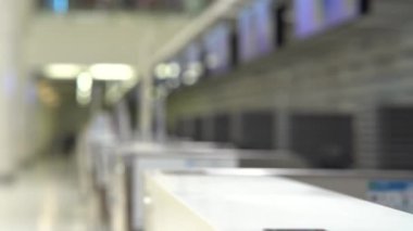 Havaalanı terminalindeki personele kontrole göre insan eliyle pasaport dağıtımı. Uçak taşımacılığı kavramı.