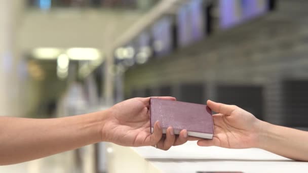 Menschliche Hand Reicht Dem Flugpersonal Check Schalter Den Reisepass Das — Stockvideo