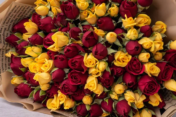 Bukiet Żółtych Czerwonych Róż Róża Krzaczasta Święto Urodziny — Zdjęcie stockowe