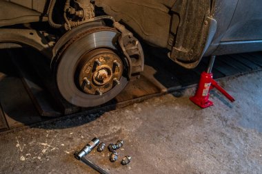 Arabanın kışına hazırlanıyorduk. Tekerleklerin değiştirilmesi. Garajda kendi ellerinle lastik servisi.