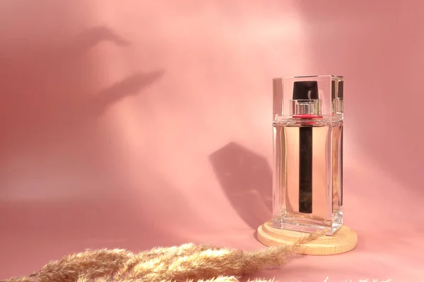 Fles Van Essentie Parfum Roze Achtergrond Met Zonlicht Schaduwen Minimaal — Stockfoto