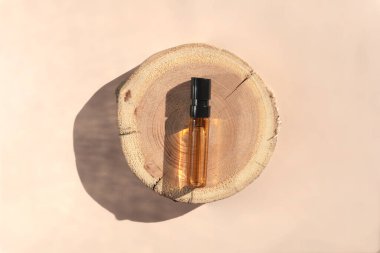 Tahta tepside kahverengi sıvı ile parfüm testi. Üst görünüm