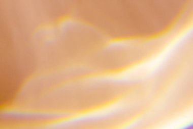 Bej arka planda güneş kırılması çok güzel bir etki yaratıyor. Caustics dokusu. Çok renkli yansımalar