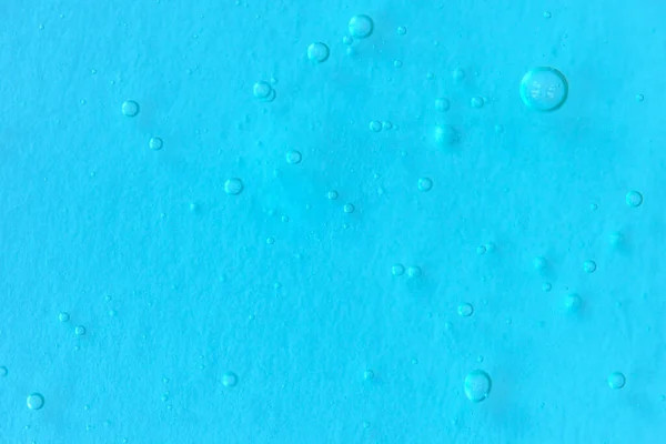 Textura de gel antiséptico transparente con burbujas de aire sobre fondo monocromo azul claro — Foto de Stock
