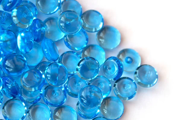 Beyaz zemin üzerinde şeffaf mavi cam mermer boncuklar izole