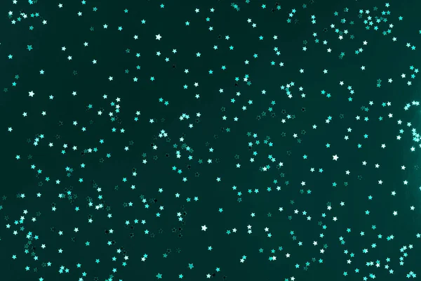 Latar belakang hijau biru dengan banyak bintang perak. Konsep tema Natal, Tahun Baru, atau Ulang Tahun — Stok Foto