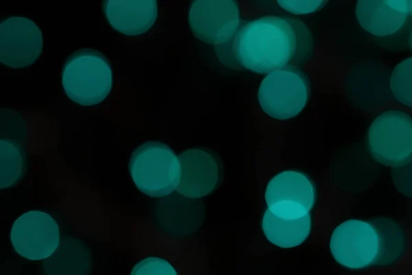 Lumières bokeh déconcentrées sur fond noir, une toile de fond abstraite naturellement floue — Photo