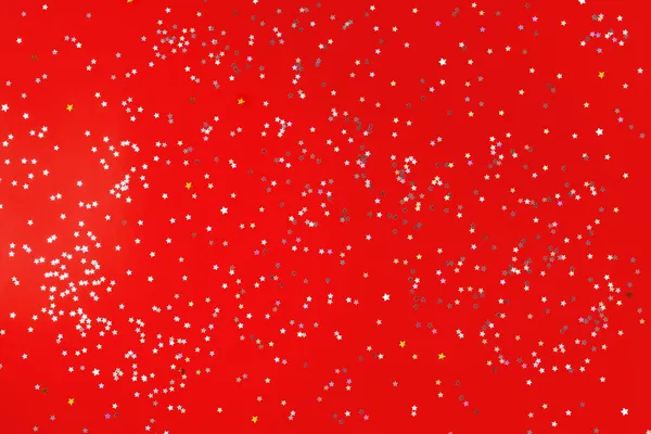 붉은 바탕에 수많은 은별이 그려져 있다. 크리스마스, 새해, 생일 테마 개념 — 스톡 사진