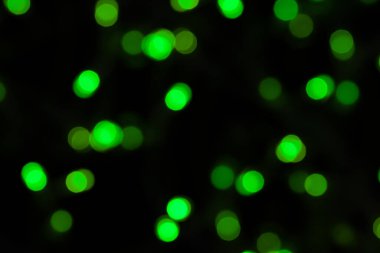 Siyah arkaplana odaklanmış bokeh ışıkları, soyut, doğal olarak bulanık arkaplan