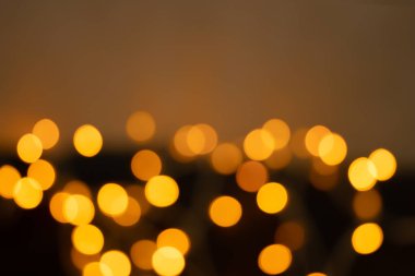 Siyah arkaplana odaklanmış bokeh ışıkları, soyut, doğal olarak bulanık arkaplan