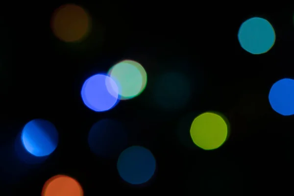 Siyah arkaplanda odaksız renkli bokeh ışıkları, soyut, doğal olarak bulanık bir arkaplan