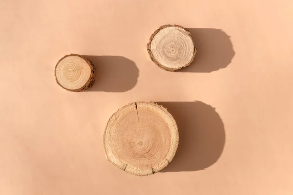 Moda bej arka planda duran üç tahta kesim disk. 