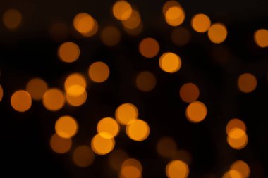 Siyah arkaplana odaklanmış bokeh ışıkları, soyut, doğal olarak bulanık arkaplan
