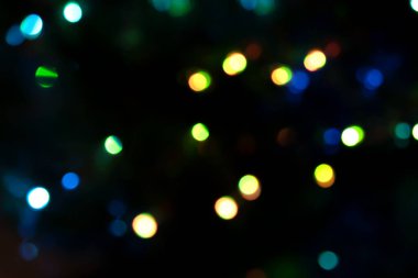 Siyah arkaplanda odaksız renkli bokeh ışıkları, soyut, doğal olarak bulanık bir arkaplan