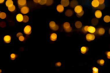 Siyah arkaplana odaklanmış bokeh ışıkları, soyut, doğal olarak bulanık arkaplan