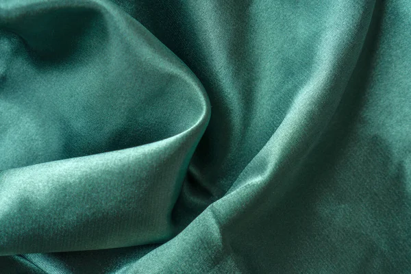 エレガントな滑らかな緑のシルクやサテンの折り目を閉じます。布の質感の背景。要旨壁紙 — ストック写真
