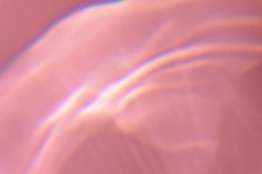 Pembe arka planda güneş kırılması çok güzel bir etki yaratıyor. Nedensel doku