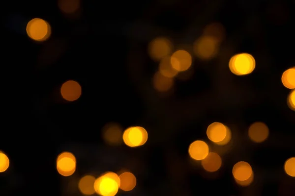 Defocused bokeh lights on black background, an abstract naturally blurred backdrop — Stock Photo, Image