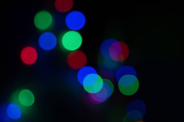 Siyah arkaplanda odaksız renkli bokeh ışıkları, soyut, doğal olarak bulanık bir arkaplan