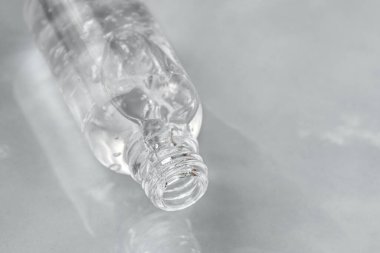 Şeffaf, mermer zemin üzerinde hava kabarcıkları olan cam damlatıcı şişeyi açtı. Sıvı hyaluronik asitli boru.