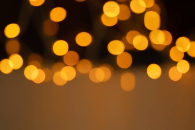 Siyah arkaplana odaklanmış bokeh ışıkları, soyut, doğal olarak bulanık arkaplan