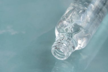 Şeffaf, mermer zemin üzerinde hava kabarcıkları olan cam damlatıcı şişeyi açtı. Sıvı hyaluronik asitli boru.