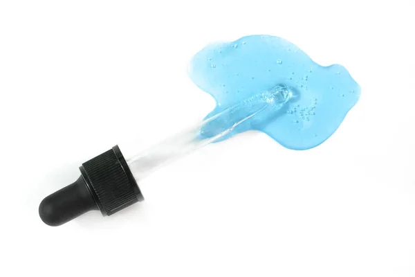 Pipeta z niebieskim płynem kwasu hialuronowego wyizolowana na białym tle. Kosmetyki i koncepcja opieki zdrowotnej zbliżenie — Zdjęcie stockowe