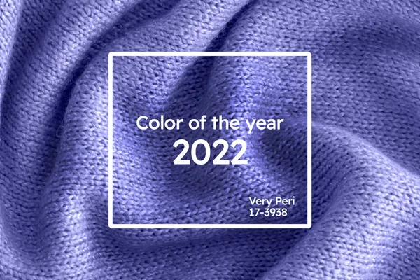 Colore dell'anno 2022 morbido maglia maglione trama primo piano. viola chiaro sfondo astratto blu — Foto Stock