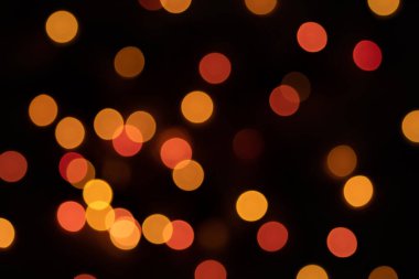 Siyah arkaplana odaklanmış bokeh ışıkları, soyut, doğal olarak bulanık arkaplan
