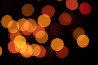 Siyah arkaplana odaklanmış bokeh ışıkları, soyut, doğal olarak bulanık arkaplan