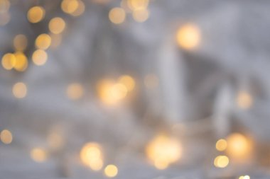 Sarı çelenkli şenlikli, yumuşak bir arka plan. Hafif xmas kompozisyonu, Noel teması