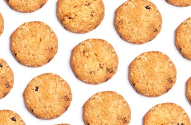 Beyaz arka planda izole edilmiş vanilyalı kurabiye deseni. Yakın çekim görünümü