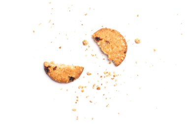 Beyaz arka planda izole edilmiş vanilyalı kurabiye kırıntıları. Yakın çekim görünümü