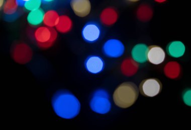 Siyah arkaplanda odaksız renkli bokeh ışıkları, soyut, doğal olarak bulanık bir arkaplan