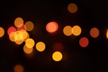 Siyah arkaplana odaklanmış bokeh ışıkları, soyut, doğal olarak bulanık arkaplan