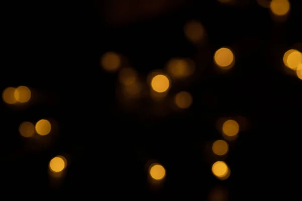 Siyah arkaplana odaklanmış bokeh ışıkları, soyut, doğal olarak bulanık arkaplan
