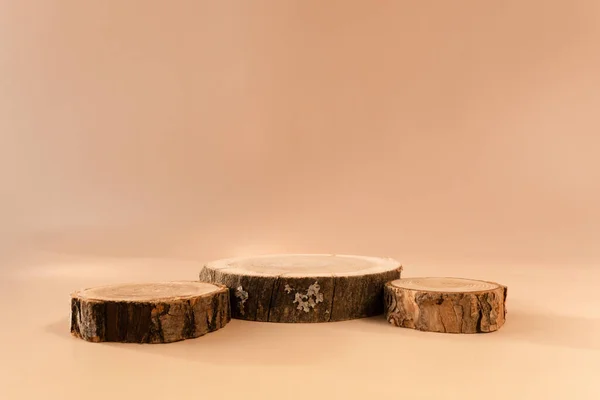 流行のベージュの背景に3つの木版画 ストックフォト