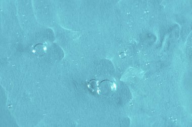 Hava kabarcıklarıyla desenli arka plan. Açık mavi arka planda jel, serum veya hyaluronik asit. Kozmetik, güzellik ürünleri sunum konsepti. Moda renkli duvar kağıdı