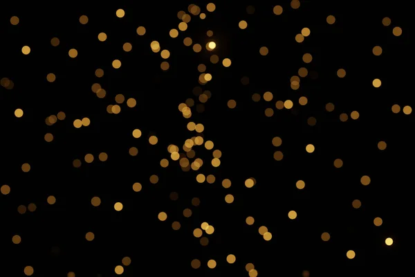 Siyah arkaplana odaklanmış bokeh ışıkları, soyut, doğal olarak bulanık arkaplan