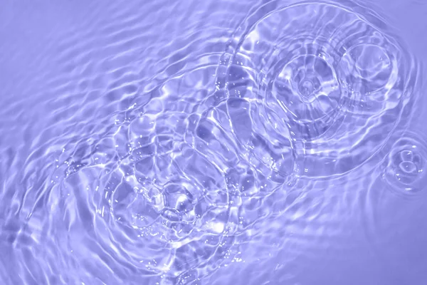 Círculos en el agua. Sombras redondas azules. Fondo borroso hecho con agua y luz en monocromo. — Foto de Stock