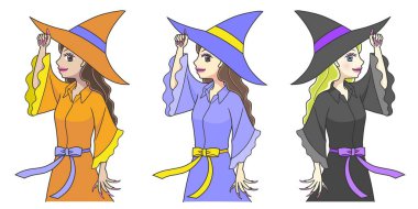 Cadı kostümlü üç genç kadın şapkalarıyla poz veriyor.